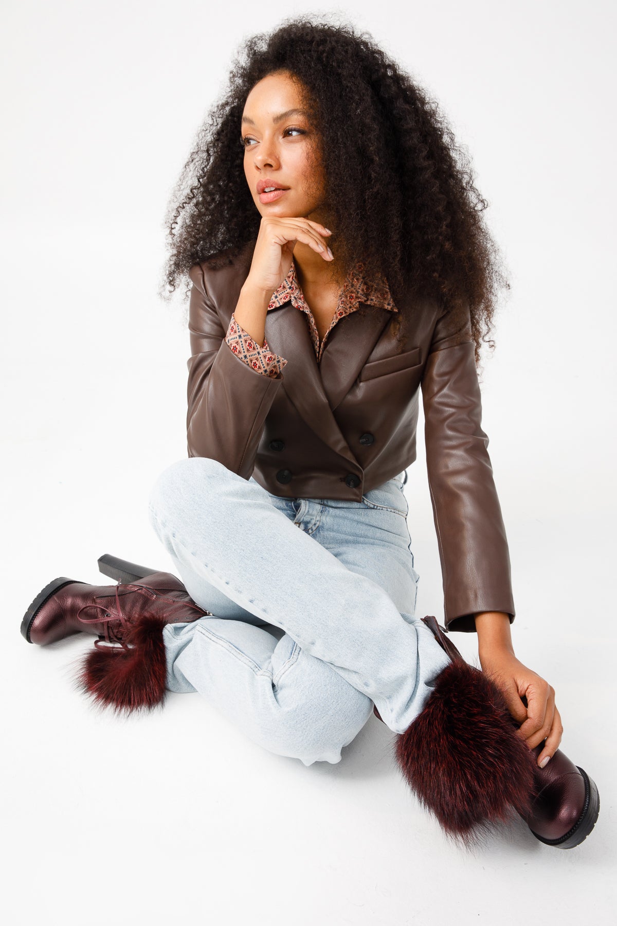 Bota de mujer con plataforma y tacón de media pantorrilla de piel natural color burdeos Melo