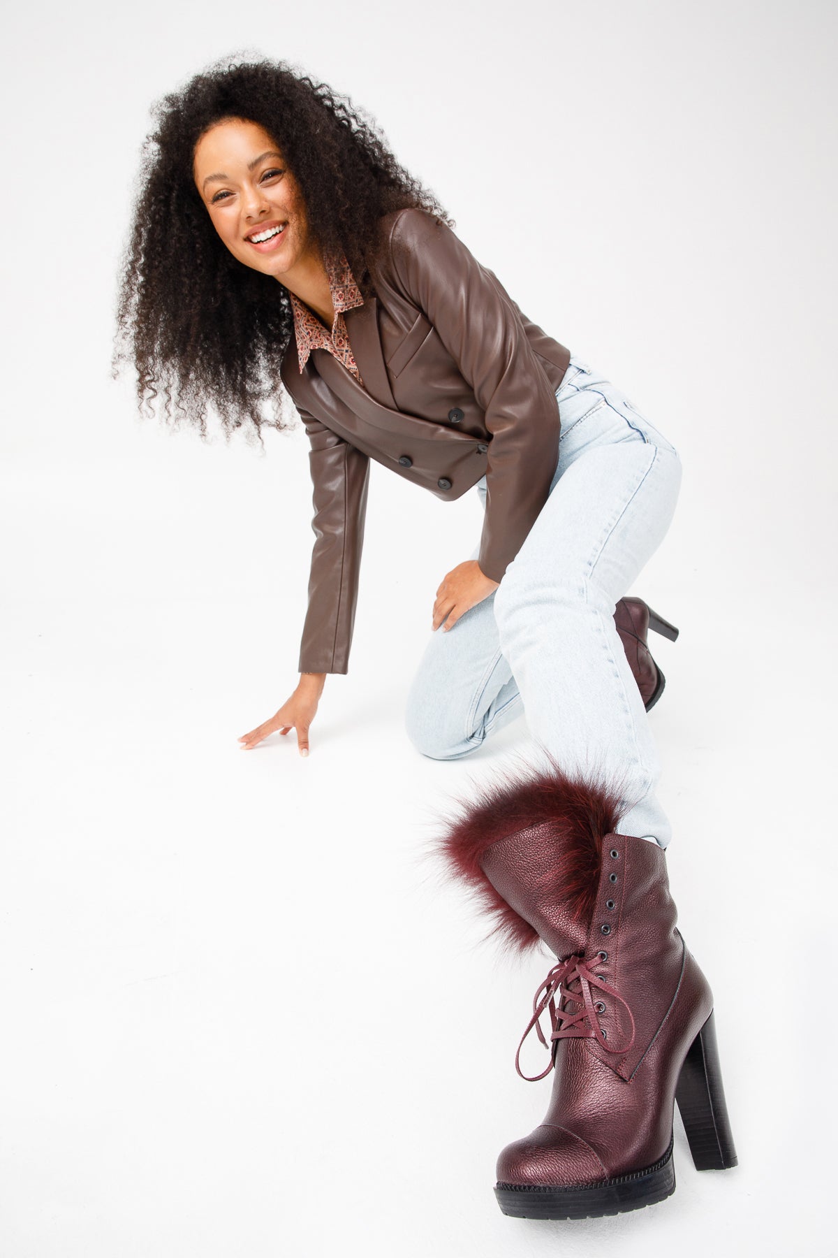 Bota de mujer con plataforma y tacón de media pantorrilla de piel natural color burdeos Melo