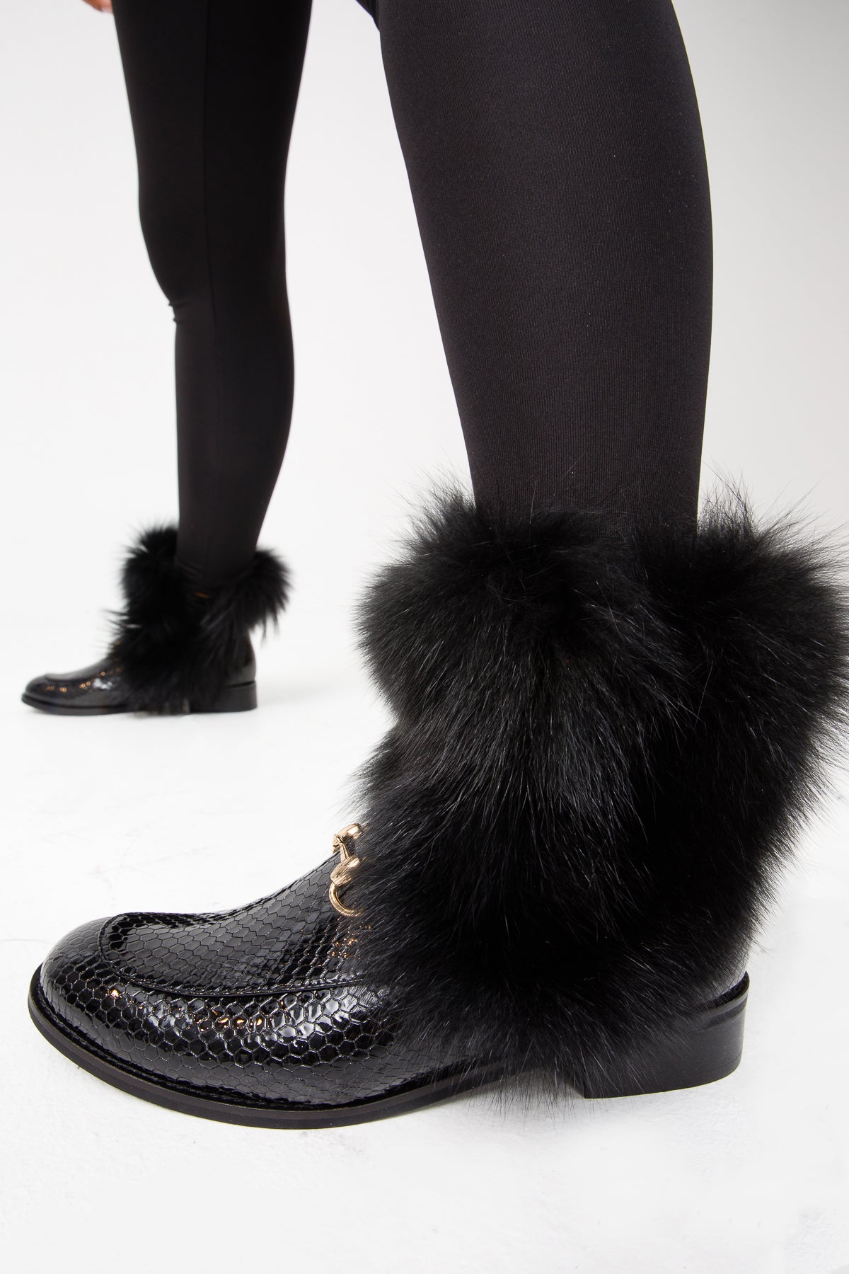 Bota de mujer de media pantorrilla de piel natural y charol negro Izmir