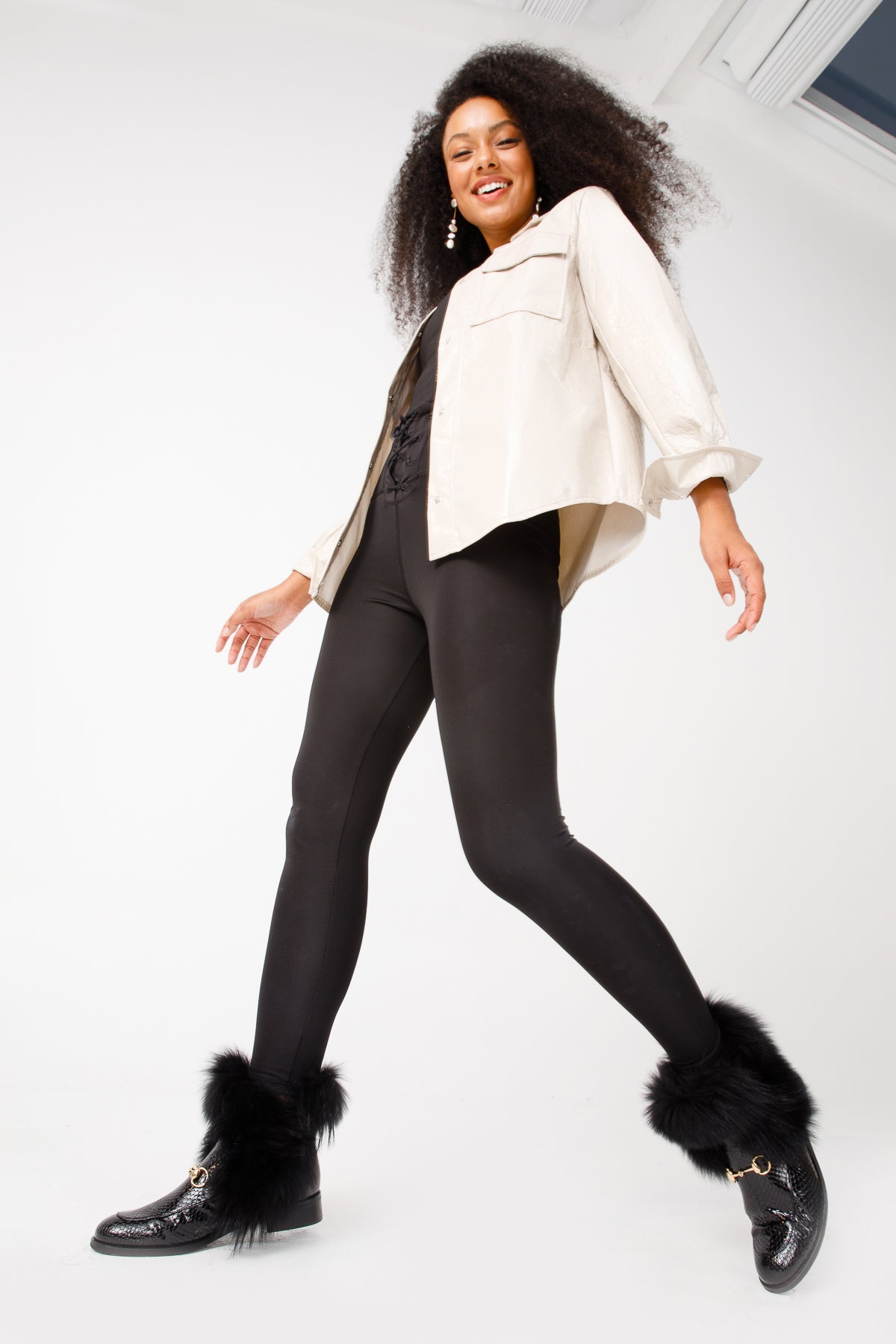 Bota de mujer de media pantorrilla de piel natural y charol negro Izmir