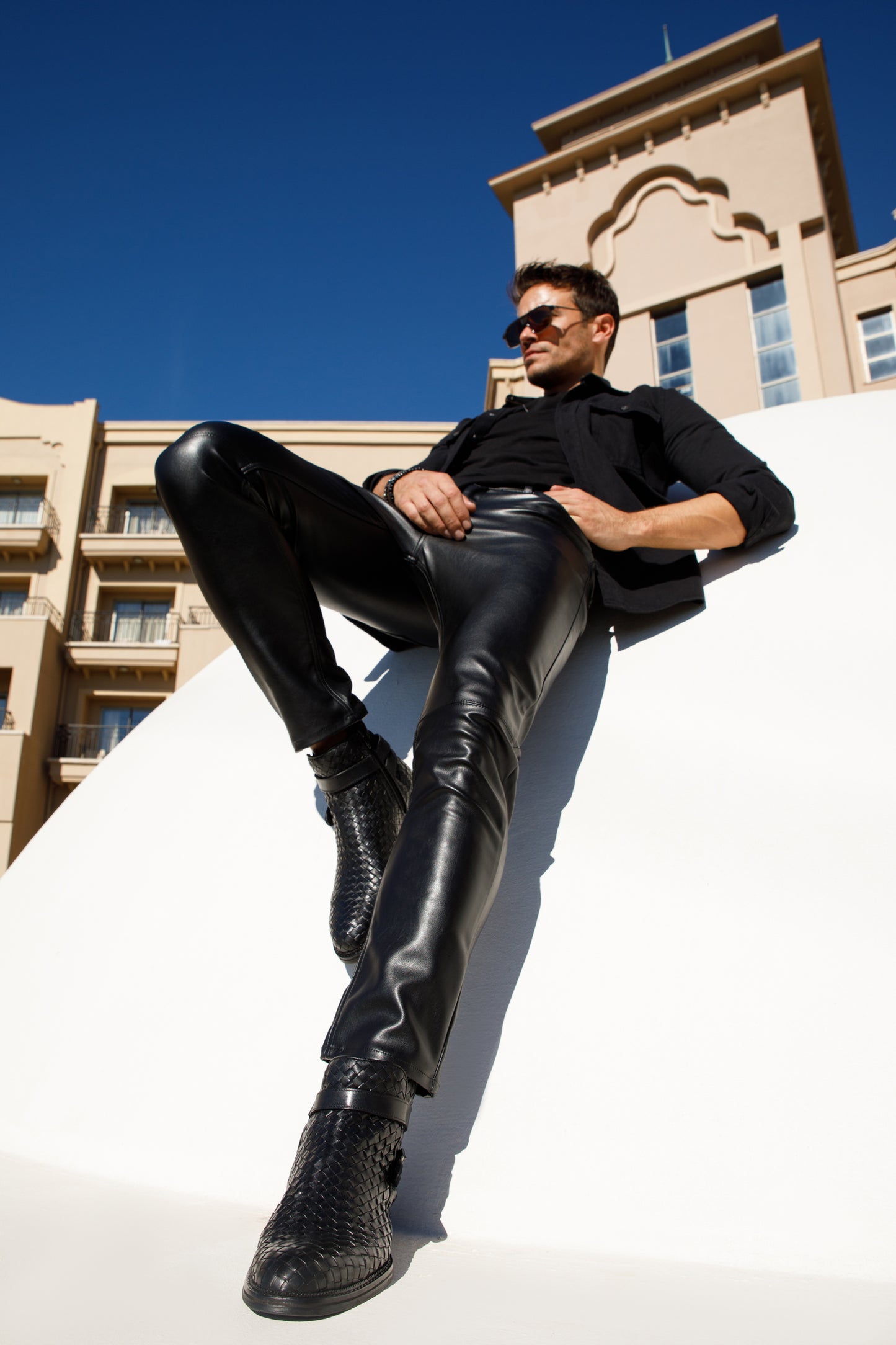 Bota para hombre con cremallera y hebilla con tiras cruzadas de cuero tejido a mano en color negro Morral