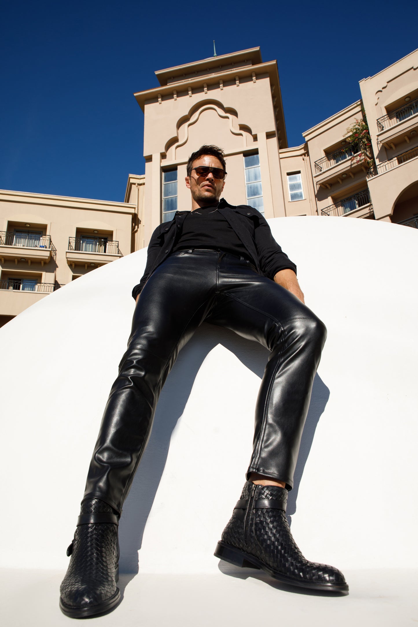 Bota para hombre con cremallera y hebilla con tiras cruzadas de cuero tejido a mano en color negro Morral
