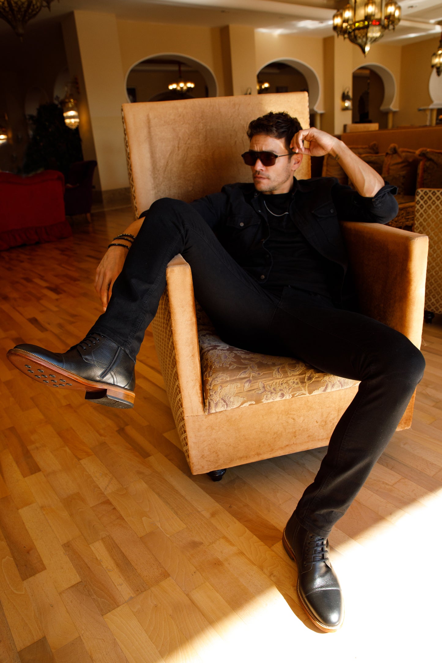 Las botas para hombre Bothey de cuero negro con punta de cap toe y cordones, con cremallera. ¡Venta final!