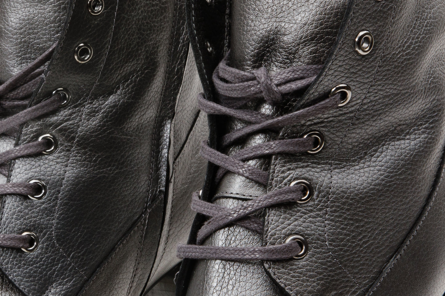 Bota de mujer con plataforma y tacón de media pantorrilla y piel natural de color gris Melo