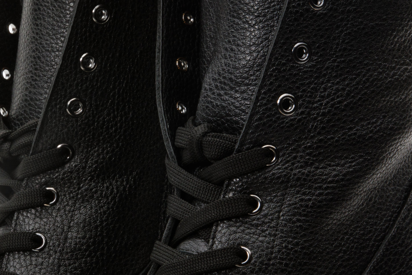 Bota de mujer con plataforma y tacón de media pantorrilla y piel natural en color negro Melo