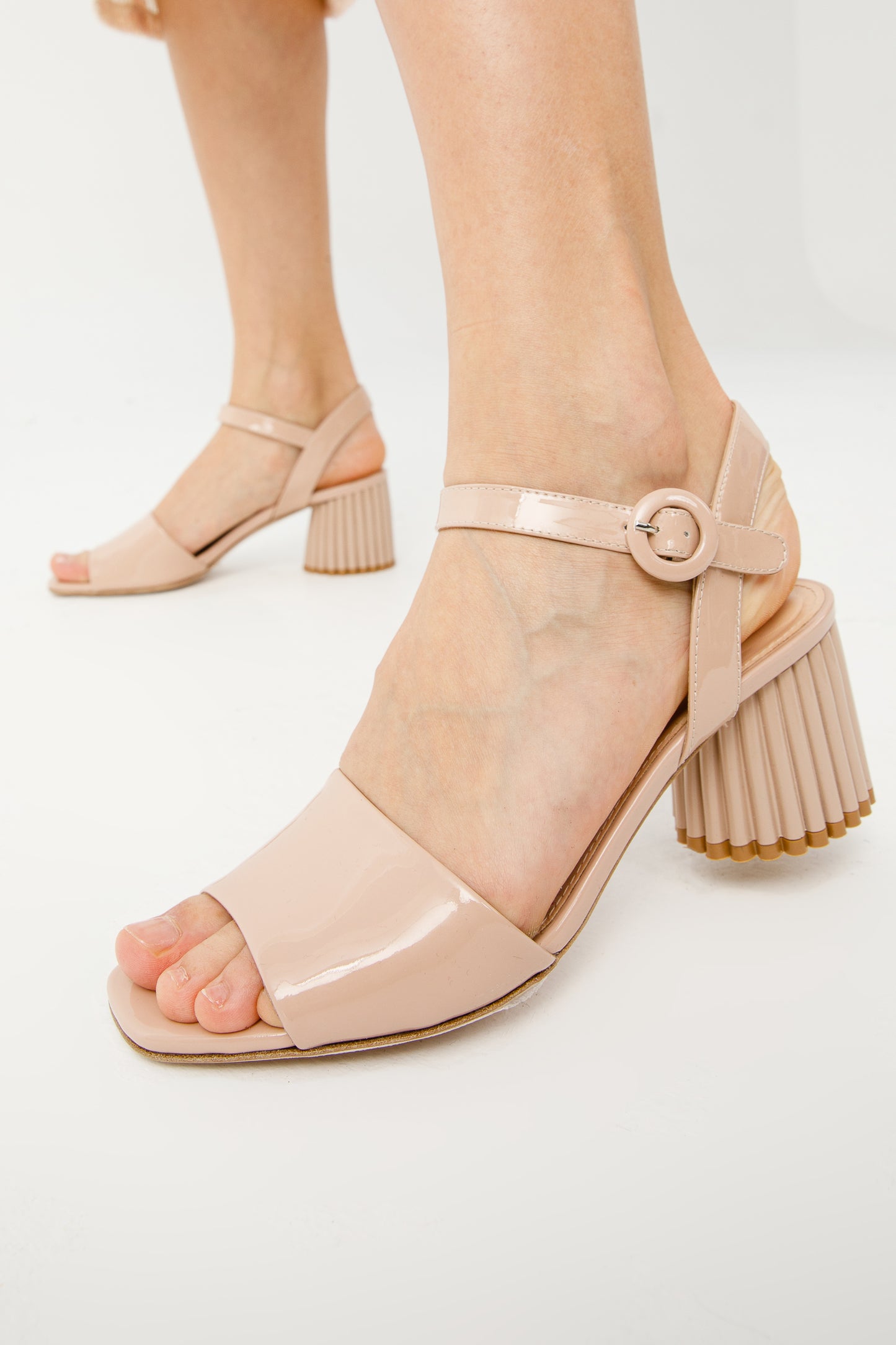 Sandalia de mujer de piel de charol color crema Bamba