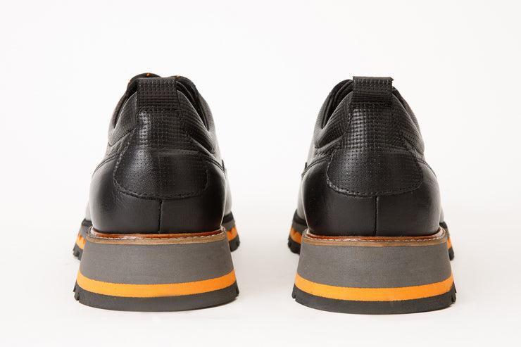 The Lizbon Black Leather Sneaker