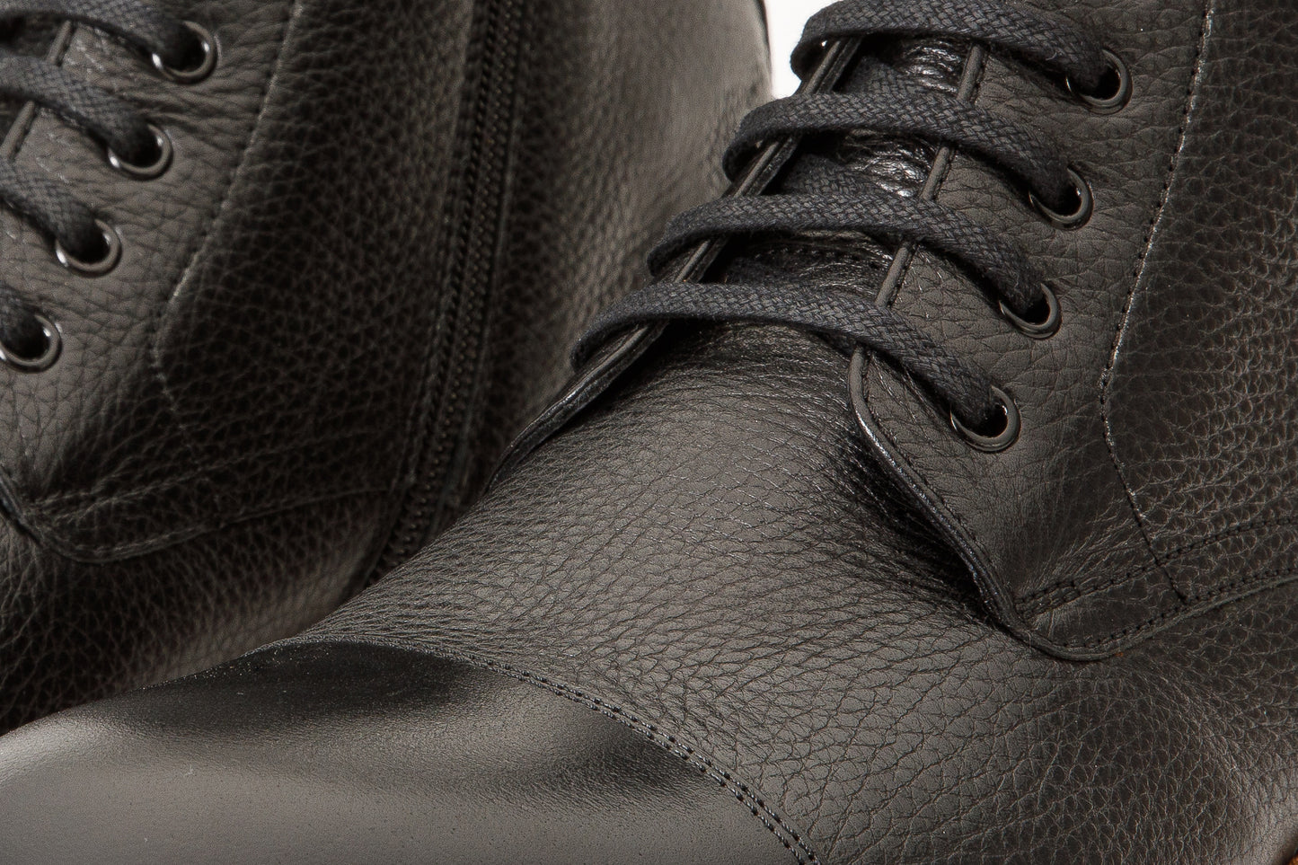 Las botas para hombre Bothey de cuero negro con punta de cap toe y cordones, con cremallera. ¡Venta final!