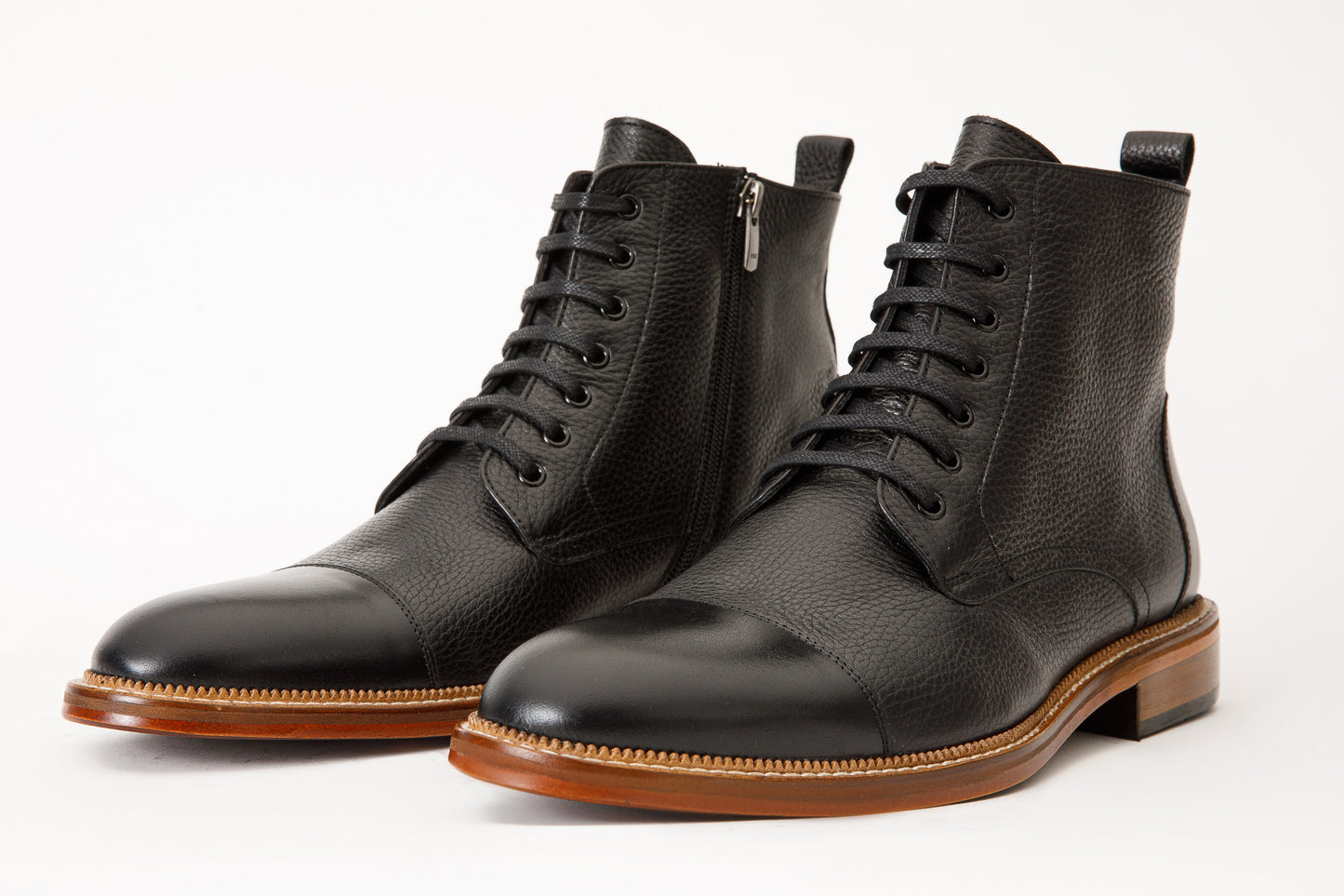 Las botas para hombre Bothey de cuero negro con punta de cap toe y cordones, con cremallera. ¡Venta final!