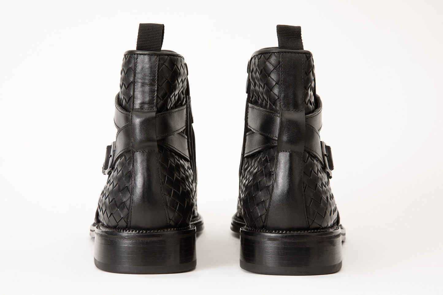 Bota para hombre con cremallera y hebilla con tiras cruzadas de cuero tejido a mano en color negro Morral