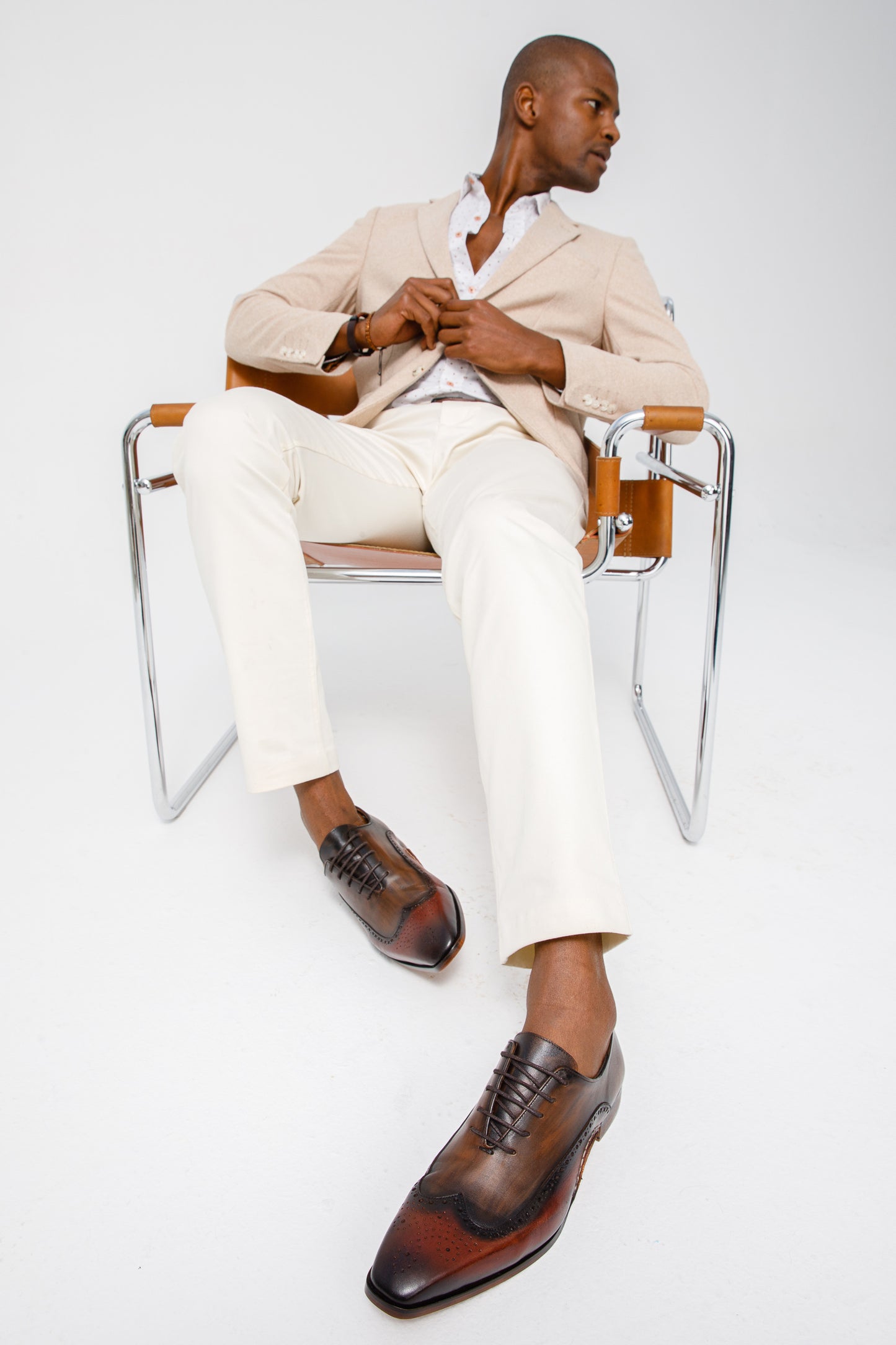 Zapato Oxford con punta de ala burdeos para hombre de The Royal Hand Craft