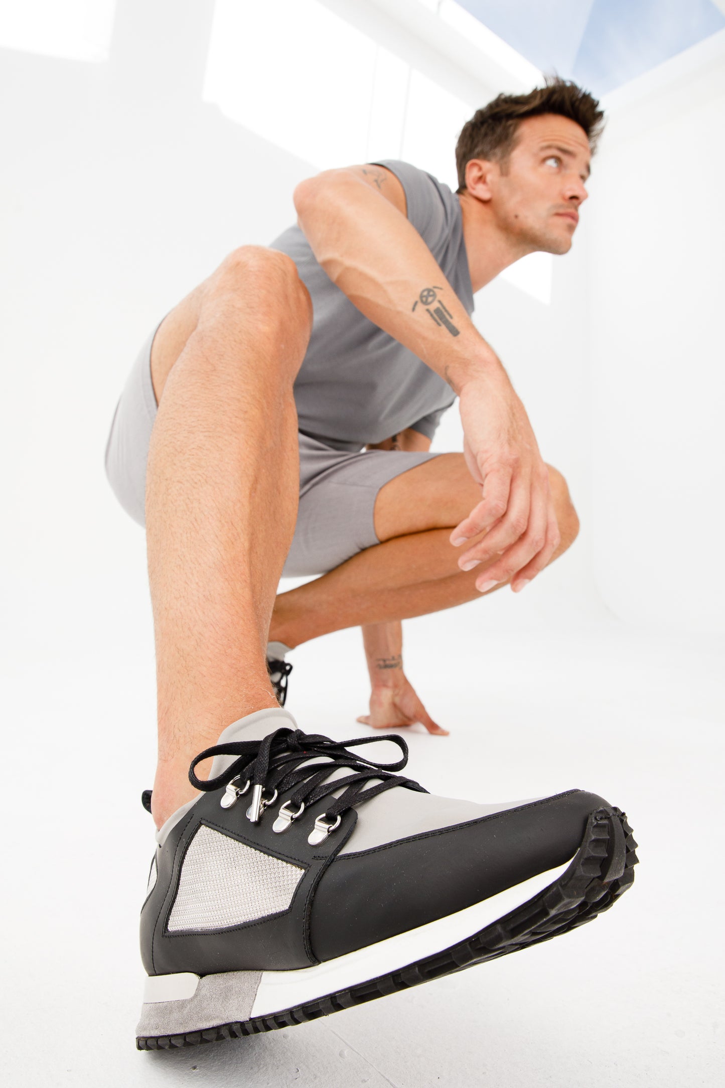 ¡Venta final de zapatillas de cuero gris Emir para hombre!